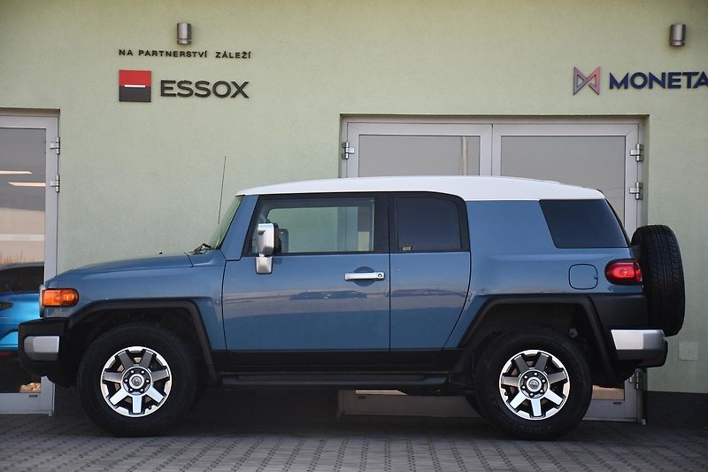 Toyota FJ Cruiser 4,0 VVT-i V6 AWD AT - fotka 2 z 50