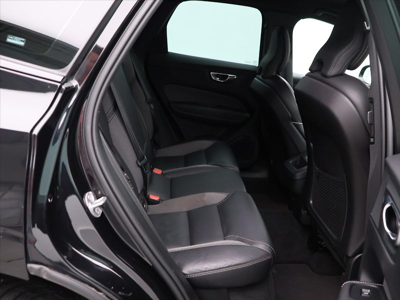 Volvo XC60 2,0 B5 AWD Plus Black Ed. AT - fotka 12 z 31