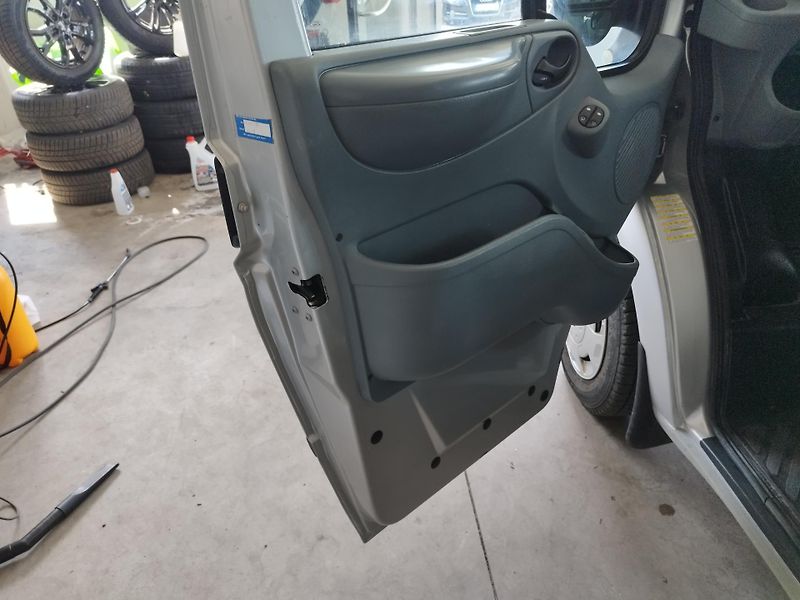 Ford Transit (2010) 2.2,85kW,KLIM.,9MÍST,TAŽ.ZAŘ. - fotka 21 z 27