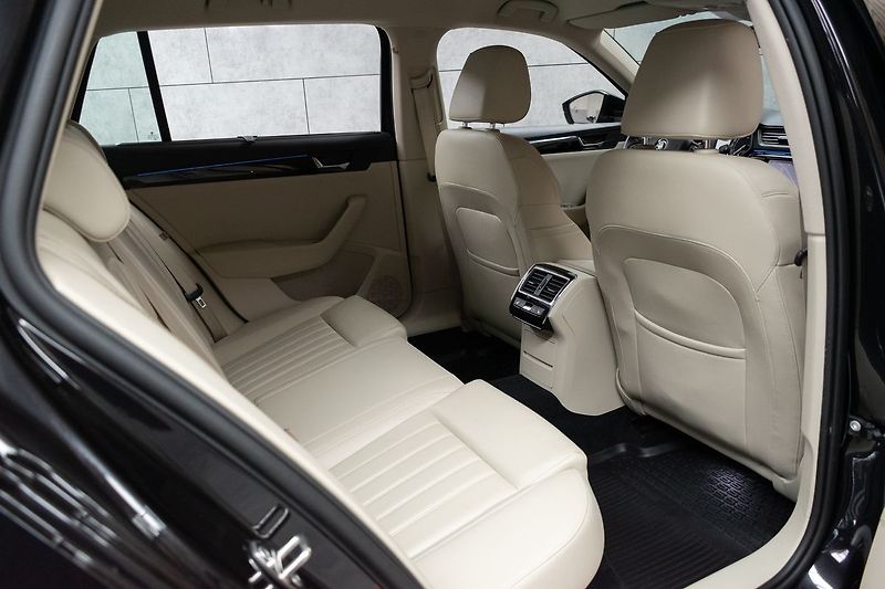 Škoda Superb 2.0 TSI 206kW L&K 4x4*TAŽNÉ*ČR - fotka 14 z 48