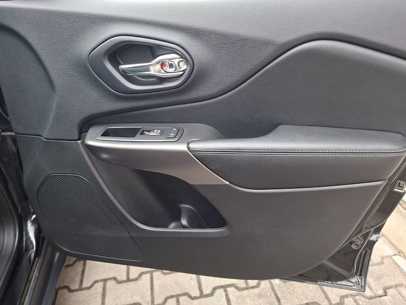 Jeep Cherokee (2019) 2.2M-JET 143kW 4X4 LIMITED - fotka 29 z 46