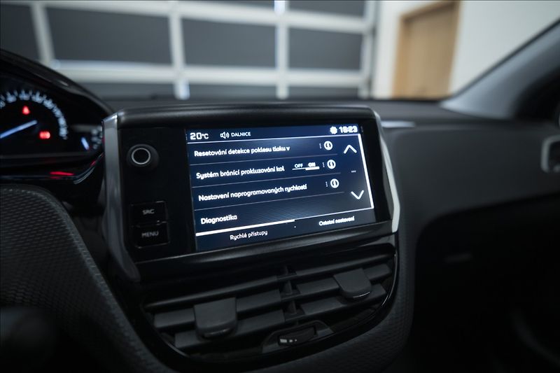 Peugeot 2008 1,2 i 1. AUT. AC VÝHŘEV 1. MAJ - fotka 32 z 36