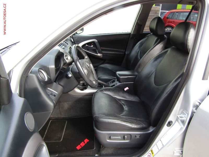 Toyota RAV4 (2007) 2.2. D-CAT 4x4, AC, kůže - fotka 9 z 23