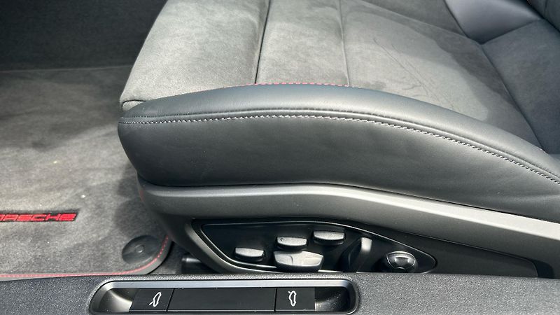 Porsche 911 (2026) Carrera 4 GTS Cabriolet - fotka 25 z 30