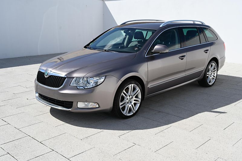Škoda Superb 2.0TDI 125KW rezervace 3/2011 - fotka 8 z 43