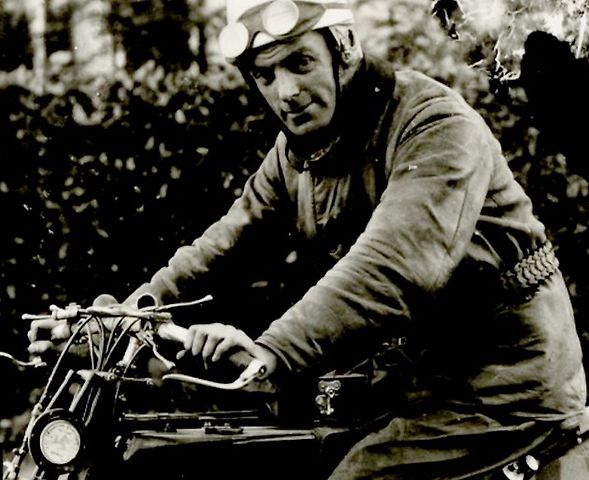 Motocyklový závodník Tom Sheard na motocyklu Douglas v roce 1922., zdroj: Wikimedia Commons, neznámý autor, volné dílo