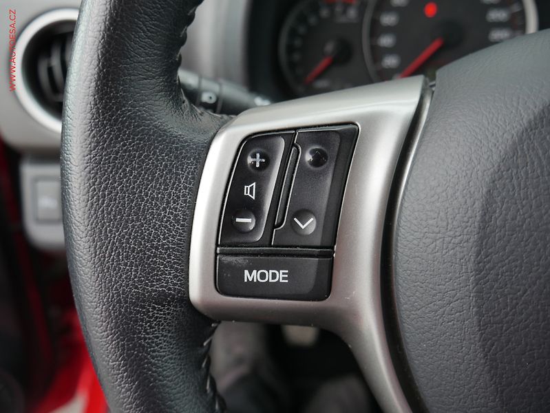 Toyota Yaris (2012) 1.3 VVT-I, ČR, AC, park - fotka 12 z 20