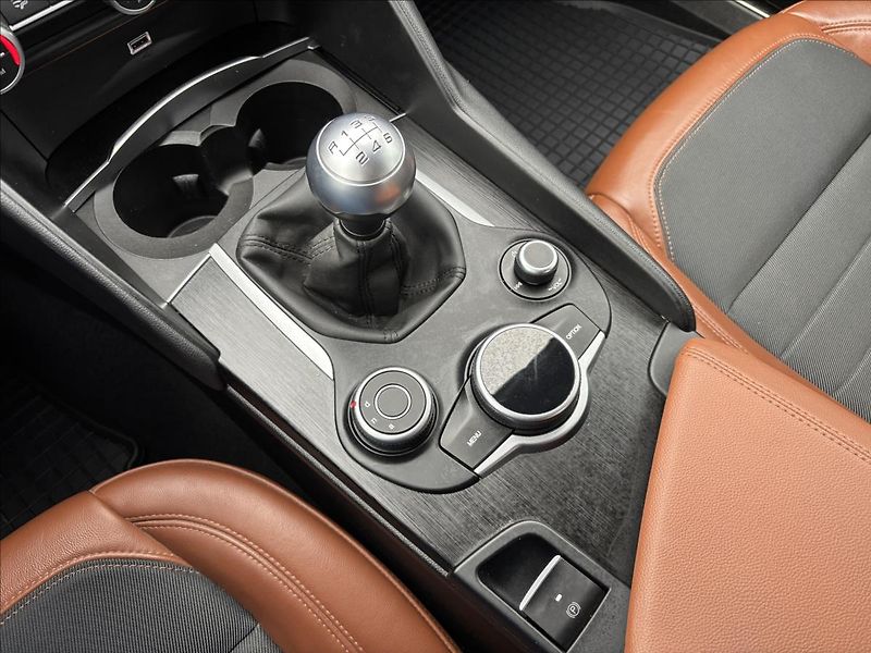 Alfa Romeo Giulia 2,2 JTDm 132kW 180 MT Super - fotka 35 z 37