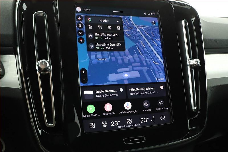Volvo XC40 (2023) B3 - fotka 16 z 26