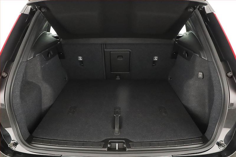 Volvo XC40 (2023) B3 - fotka 18 z 19