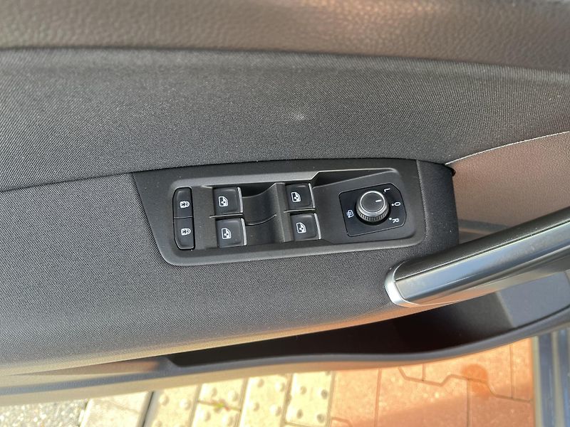 Volkswagen Touran 1.4 TSi R-Line Highline 110 kW - fotka 10 z 35