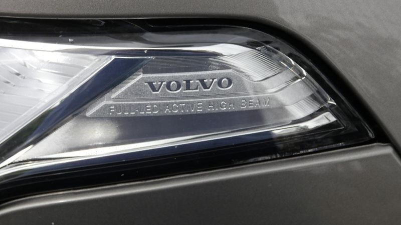 Volvo XC90 B6 AWD Momentum Pro Auto - fotka 25 z 27