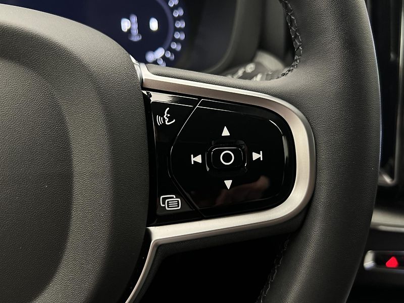Volvo XC60 B5 AWD DARK PLUS AUT  - fotka 26 z 45