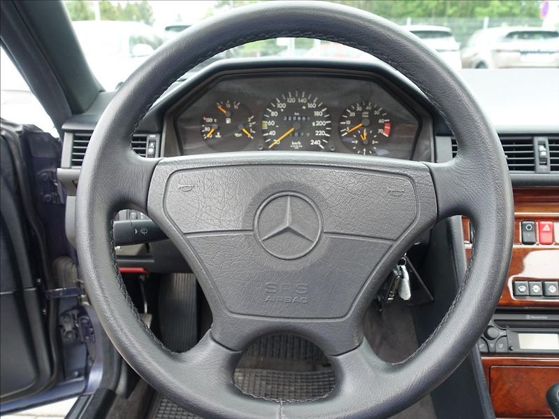 Mercedes-Benz 124 2,0 200 Sportline coupé,AC,TOP - fotka 14 z 28