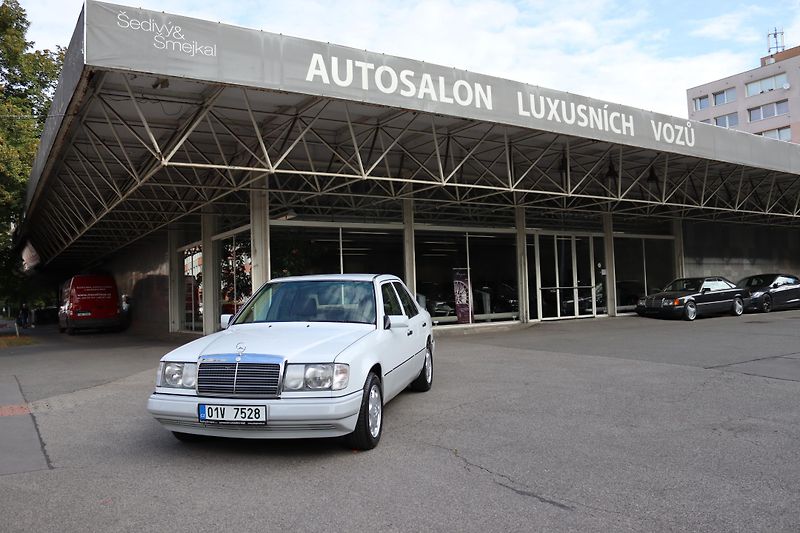 Mercedes-Benz 124 W124 320 E Sedan (1993) - fotka 1 z 32