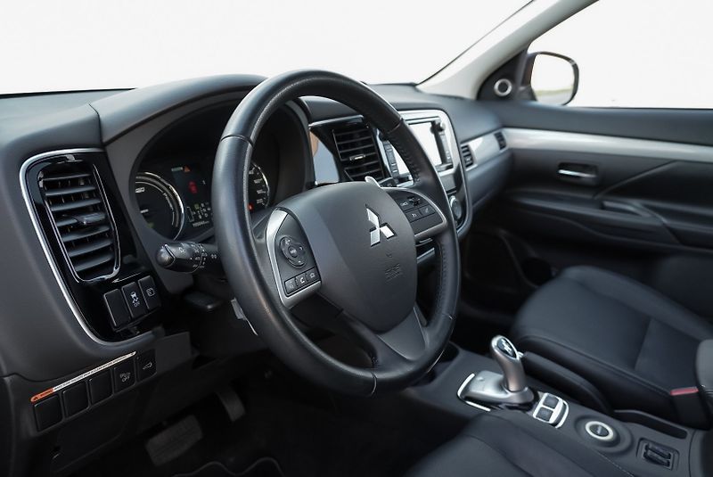 Mitsubishi Outlander 2.0 PHEV 4x4 - fotka 21 z 34