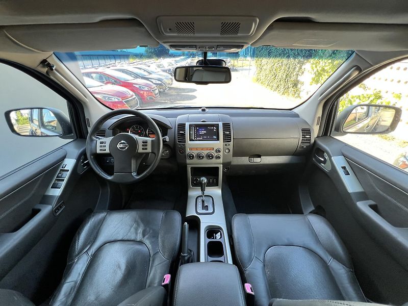 Nissan Pathfinder 2.5DCi 4x4 AUTOMAT 7MÍST  - fotka 17 z 43