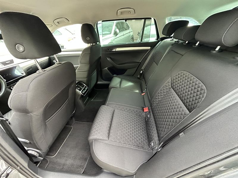 Škoda Superb (2022) 2.0 TDi 110 KW DSG - fotka 14 z 27