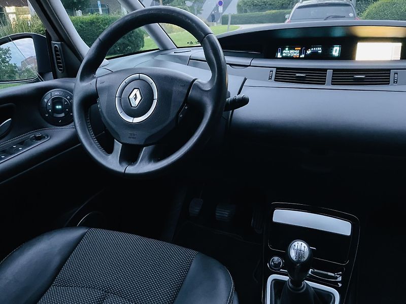 Renault Grand Espace 2.0dCi MANUÁL VÝHŘEV SENZORY - fotka 23 z 38
