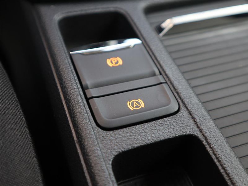 Škoda Octavia 1,5 TSi 110kW Selection ParkPi - fotka 31 z 38