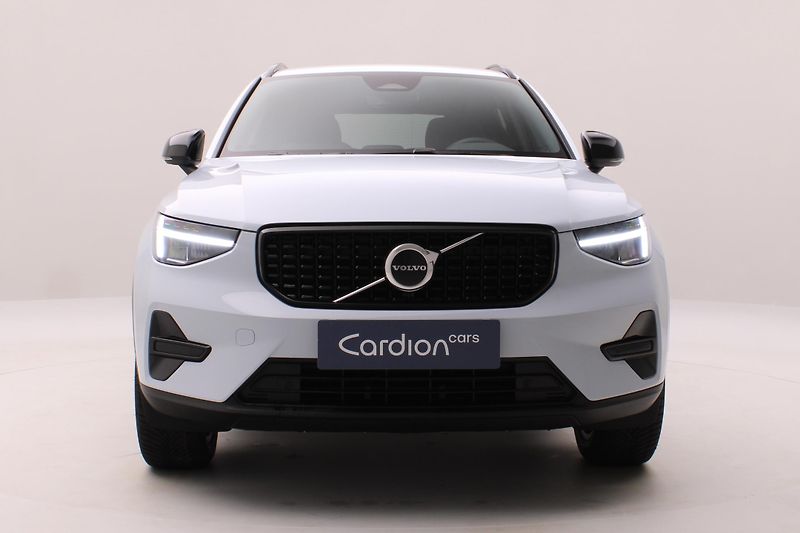 Volvo XC40 (2025) B3 AUT DARK PLUS - fotka 15 z 64