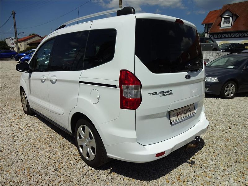 Ford Tourneo Courier 1.5 TDCI - fotka 4 z 44