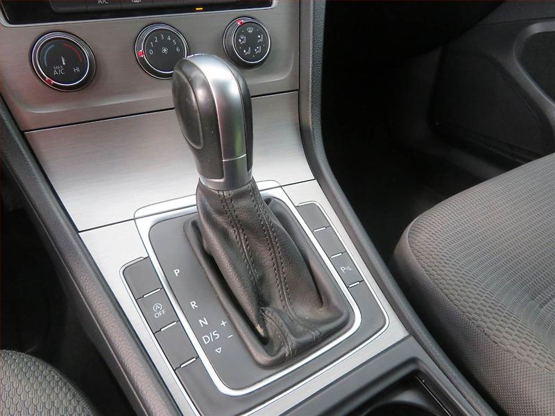 Volkswagen Golf (2016) 1.6 TDI, Automat, Serv.kniha - fotka 16 z 17
