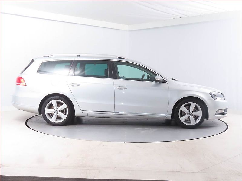 Volkswagen Passat (2011) 2.0 TDI, Navi, Tempomat - fotka 6 z 14
