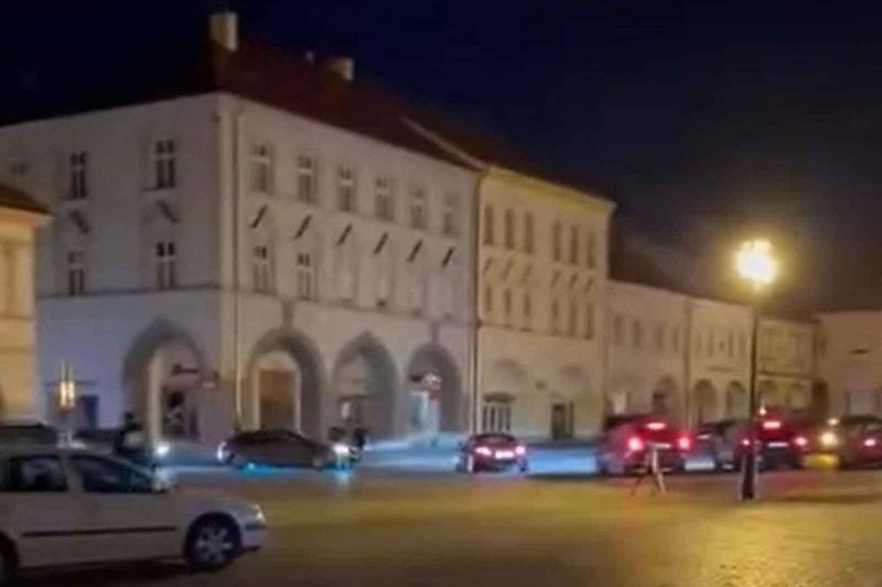 Následky nočního driftování na Valdštejnově náměstí v Jičíně.