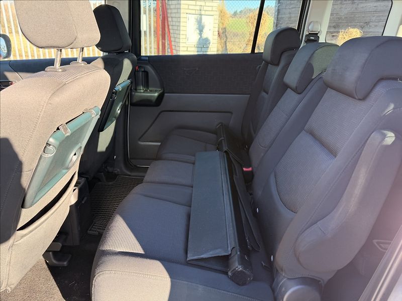 Mazda 5 2,0 CD110 7MÍST TAŽNÉ 81kW - fotka 17 z 25