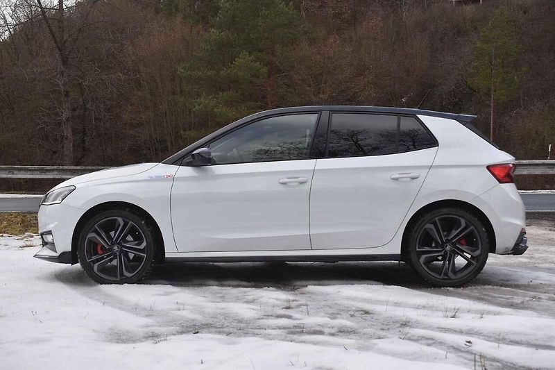 Auto působí přikrčeně, tudíž sportovně.