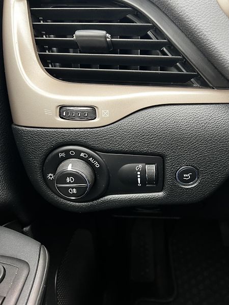 Jeep Cherokee 2.2 147kW 4x4 9.ZF Night Eagle - fotka 19 z 23