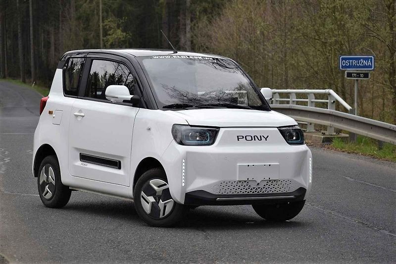 Na venkovských silnicích elektrický Pony stačí tempu okolního provozu