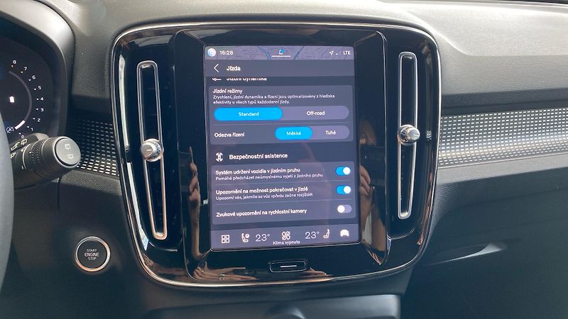 Volvo XC40 PLUS DARK, B4 AWD, 145+10 kW / - fotka 27 z 38