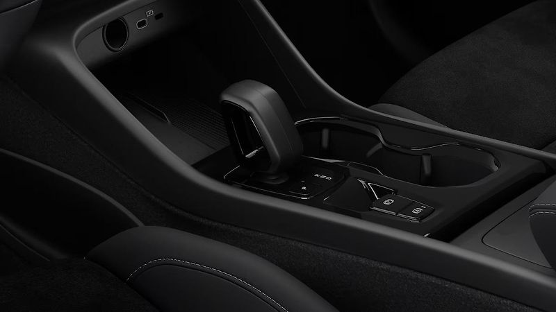 Volvo XC40 (2026) B3 AUT DARK PLUS - fotka 16 z 18