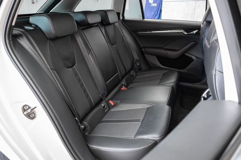 Škoda Octavia 2.0 TDI DSG*STYLE*KAMERA*KESSY - fotka 12 z 41