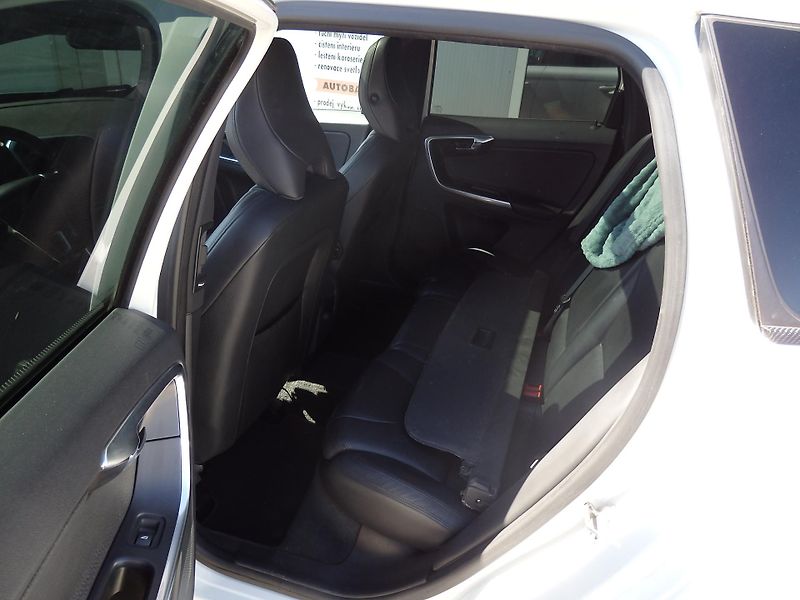 Volvo XC60 2.4 D 158 kW AWD NAVI, ZÁVĚS - fotka 8 z 22