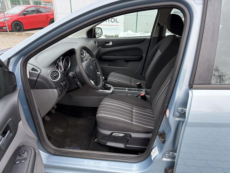 Ford Focus 1.6i 85 kW klima - fotka 6 z 15