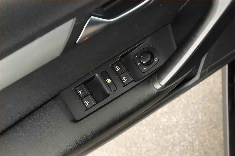 Volkswagen Passat (2011) 1.6 TDI, nová STK - fotka 12 z 13