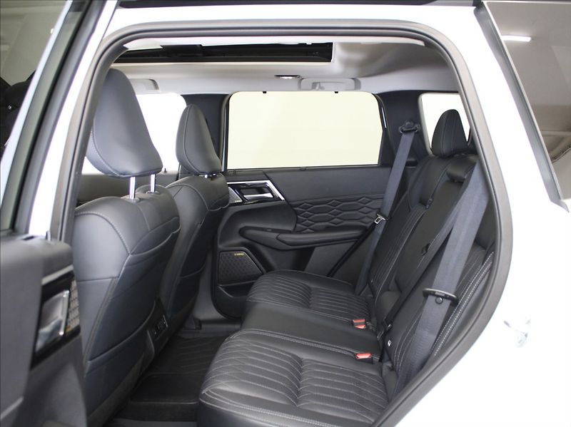 Mitsubishi Outlander 2,4 PHEV AWD Instyle TAŽNÉ - fotka 7 z 30