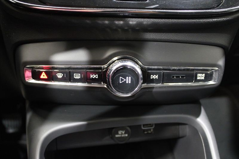 Volvo XC40 2,0 T5 182KW AWD zánovní - fotka 24 z 34
