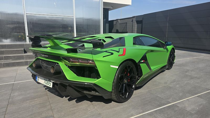 Lamborghini Aventador (2020) SVJ MAT GREEN-CARBON-SERVIS - fotka 8 z 12
