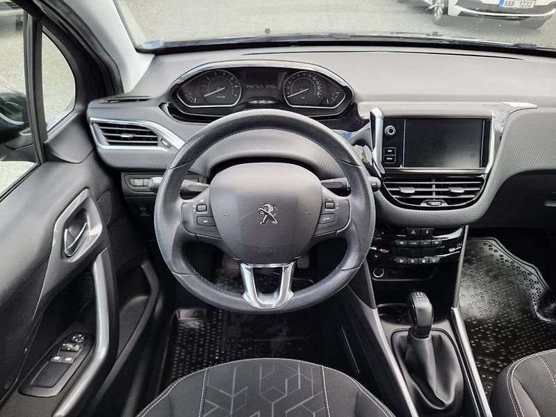 Peugeot 2008 1.2 PureTech 82k ČR 1.majitel - fotka 9 z 47