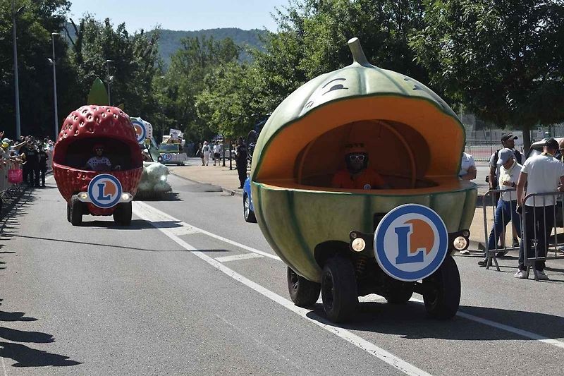 I v letošní Tour de France hrají kromě závodníků velkou roli auta značky Škoda.
