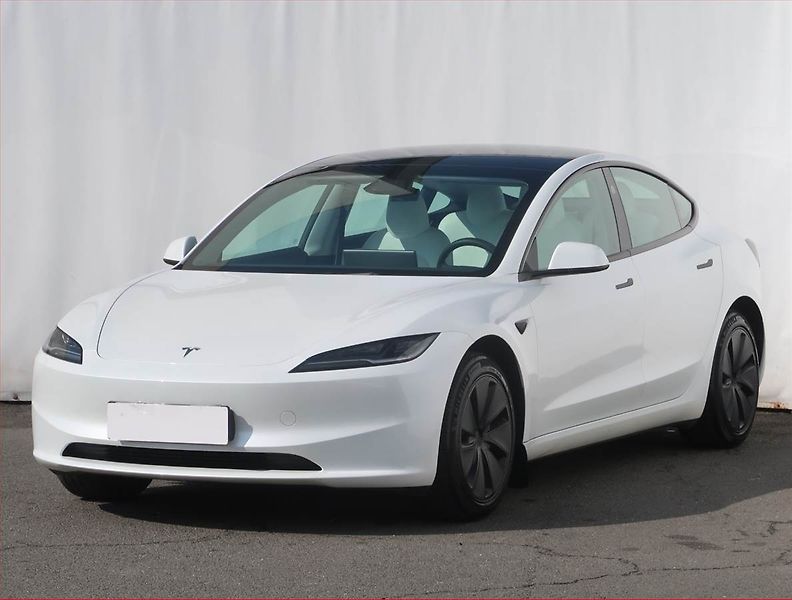 Tesla Model 3 (2024) Standard Range 60kWh - fotka 2 z 25