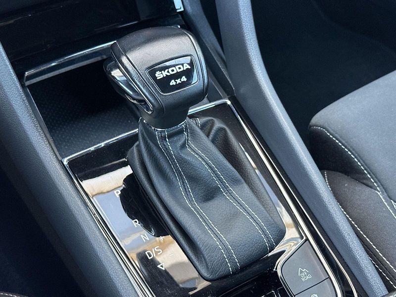 Škoda Karoq (2022) 2.0 TDI 4x4 DSG Sportline - fotka 16 z 33