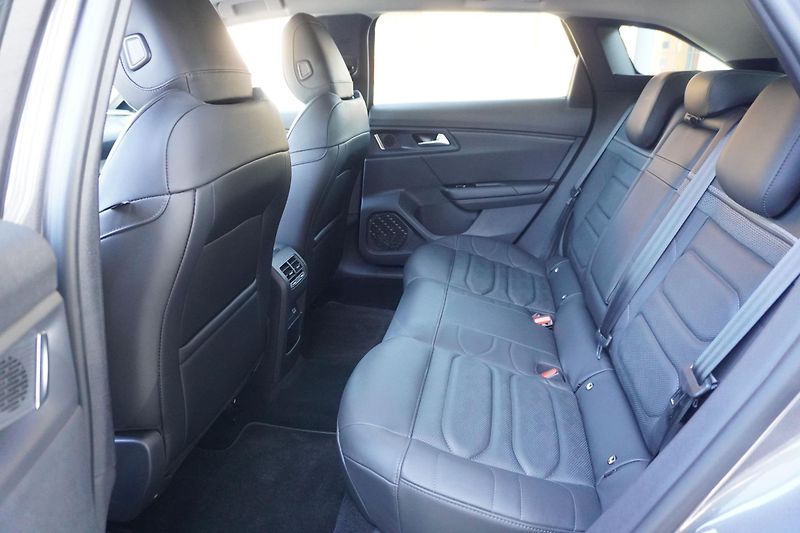 Citroën C5 X (2024) 225 plug in Hybrid Shine Pack - fotka 7 z 18