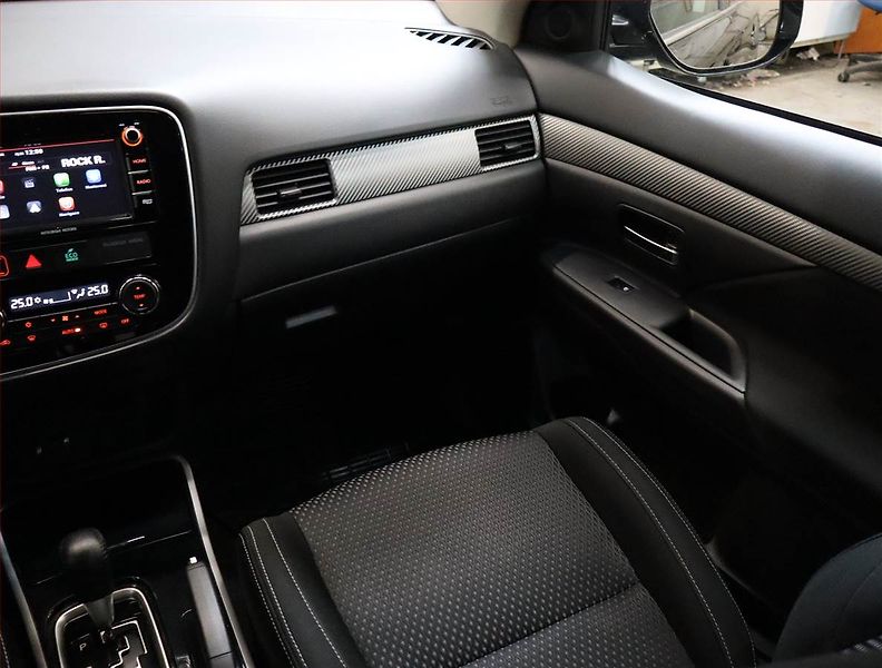 Mitsubishi Outlander (2017) 2.0, 4X4, Automat, 7 míst, ČR - fotka 8 z 20