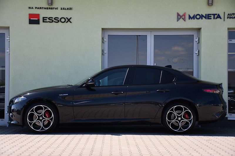 Alfa Romeo Giulia 2,0 VELOCE 16V 206kW AT8-Q4 - fotka 2 z 54