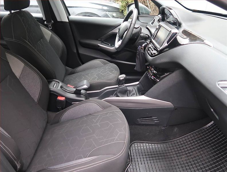 Peugeot 2008 (2019) Active 1.2 PureTech, Tempomat - fotka 9 z 16